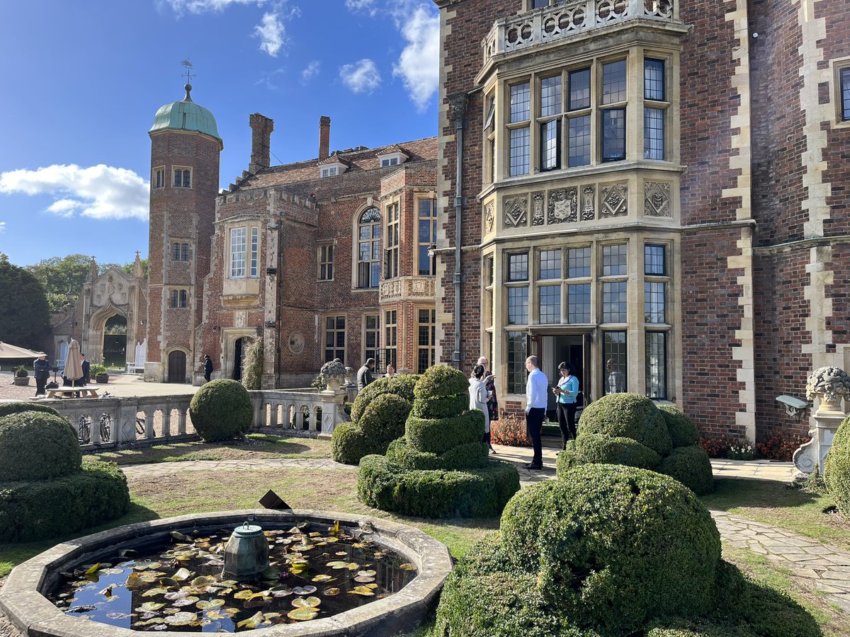 Lovely weather at Madingley for the first day of MSt Med Ed <a href="/mededice/">@MedEdICE</a>. <a href="/MedEdClare/">Clare Morris</a> pushing us as always!  Now to contemplate forming the research question.