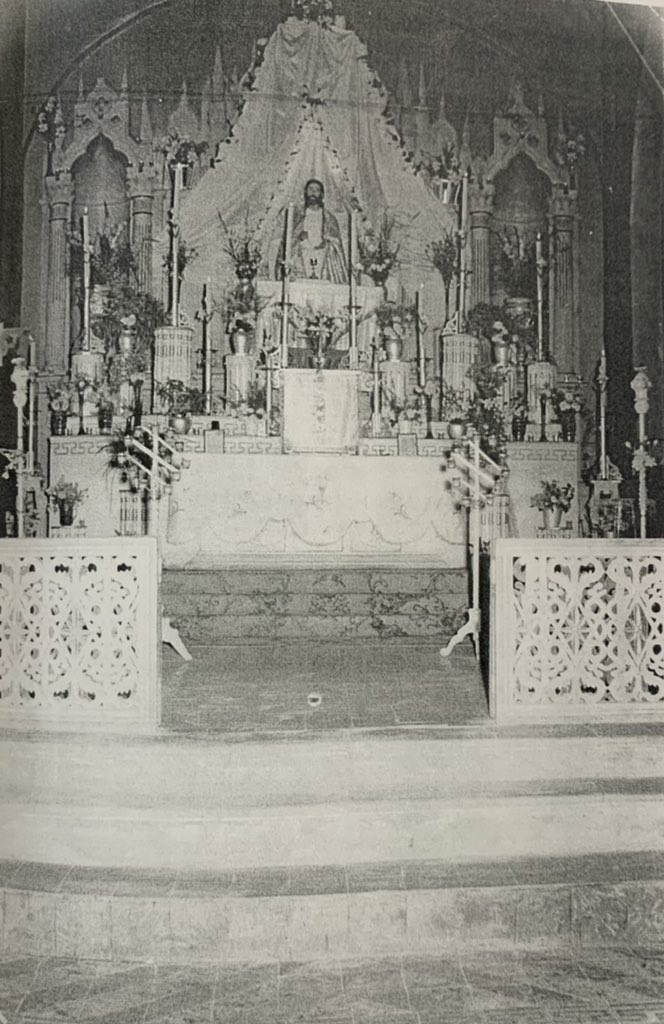 Feliz inicio de semana desde el mas lindo lugar #ViescaCoahuila fotografía del altar mayor en honor a San José, en nuestra Parroquia de Santo Santiago Apóstol, año 1947. ✍🏽 @ViescaMagico_
