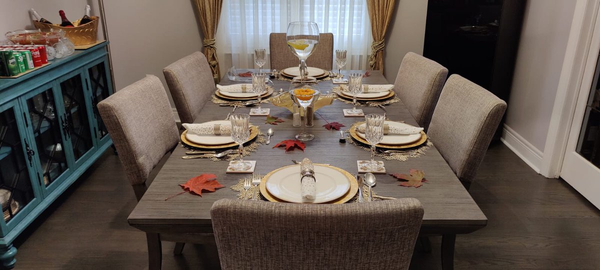 ageofthings's tweet image. My bro is a home owner for the first time and hosted Thanksgiving for the family this year. His wife gave him the job of setting up the table, I think he did a solid job! 👌
