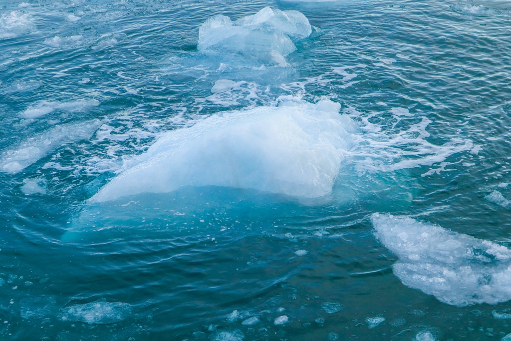 Glaciers of #Svalbard naturally calve 5 bn cu meters of icebergs into sea yearly. Normally winter snow replaces, but global warming means an annual shortfall. That is why Svalbarði funds anti-GHG projects to save 100kg of arctic ice per bottle sold. #carbonnegative  #naturalwater