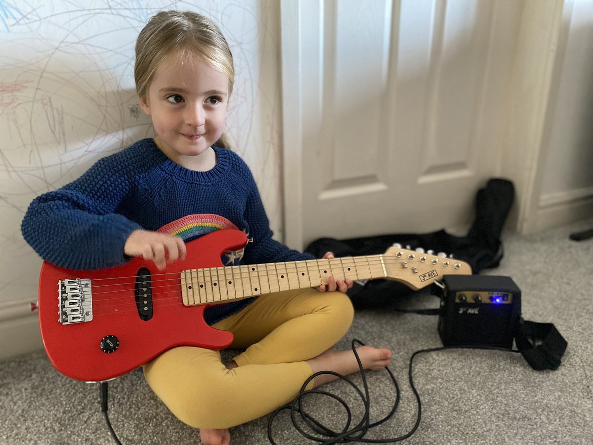 mrcrilleymusic's tweet photo. So this happened over the weekend!! 😱 #bigmoment #littlemisspeasadventures #firstinterest #firstshred 🎸🤘🥰 https://t.co/hw7Mr3sEVV