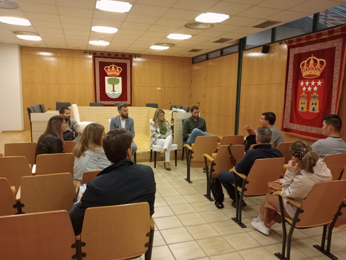 JxFuentelSaz's tweet photo. En el día de hoy hemos mantenido una reunión con los comerciantes de la calle Martina García para tratar el corte de la vía, atender a sus peticiones y buscar soluciones ante esta situación.
Puedes encontrar el resumen en el siguiente #comunicado:
#transparencia #JxFS https://t.co/2t8WQeXd1Y