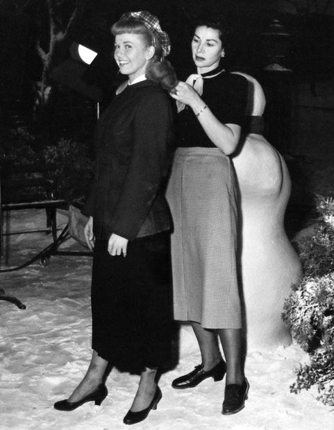 CelebMuseums's tweet photo. 1951- A perky Doris Day enjoys having her hair style adjusted by stylist Gertrude Wheeler on the set of On Moonlight Bay. @dorisdayfan @DorisDayRobbins @DorisDayMagic1 @DorisDayTribute https://t.co/HRPdaeTR8g