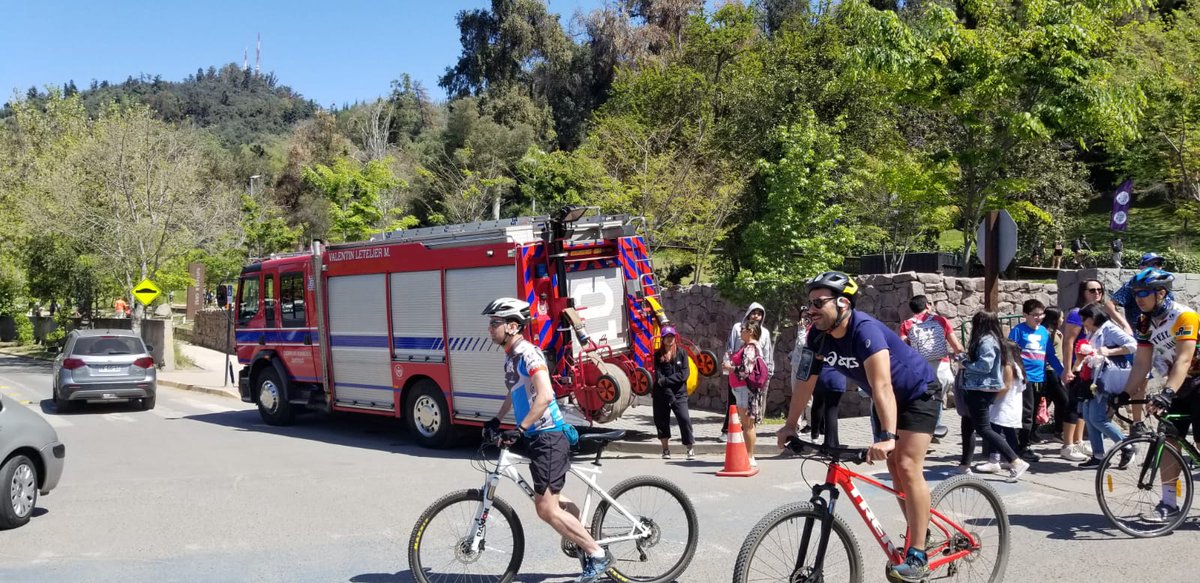 Durante este día estaremos captando nuevos socios en 3 puntos de la capital; Apumanque, Open Kennedy y Parque Metropolitano subida Pedro de Valdivia, ayúdanos, hazte socio 2cbs.ayudabomberos.cl SALVAR VIDAS, SÍ TIENE PRECIO!!!!