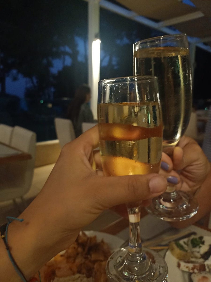 yclcigdem's tweet photo. 1 sene sonra şampanya ile kadeh kaldırmışız,  artik geleneksel kadeh kaldirma tarihidir diyebilir miyiz ? @didolinnn 🤩🎉🥂🥂 https://t.co/aX5zuAuoj2