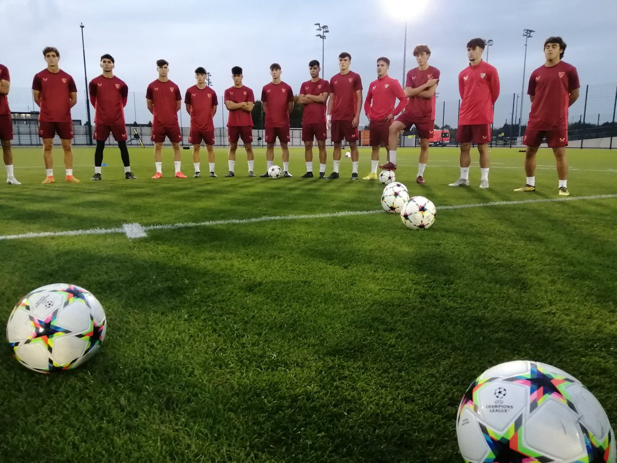 CanteraSFC's tweet photo. El #SevillaFCJuvA trabaja en la ciudad deportiva del @BVB de cara al partido de mañana de la @UEFAYouthLeague.

#CanteraSevillaFC #WeareSevilla https://t.co/QbCRqDHwWz