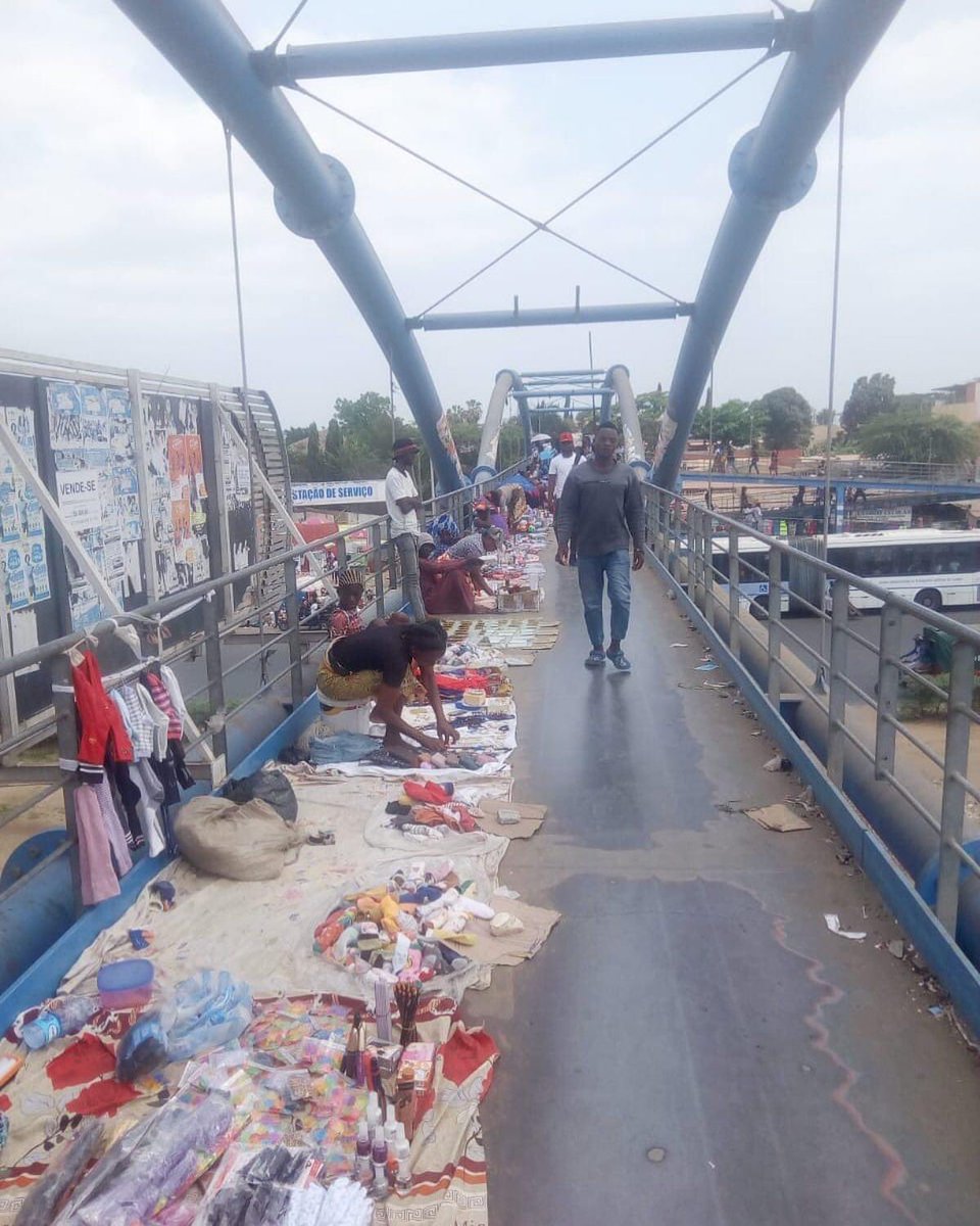 PaisAngola's tweet photo. Em Luanda, populares estão a transformar pedonais em espaços de venda informal. 

O que estará a levar a população em optar por actividades comerciais nesses espaços? https://t.co/TuHXcWm2mE