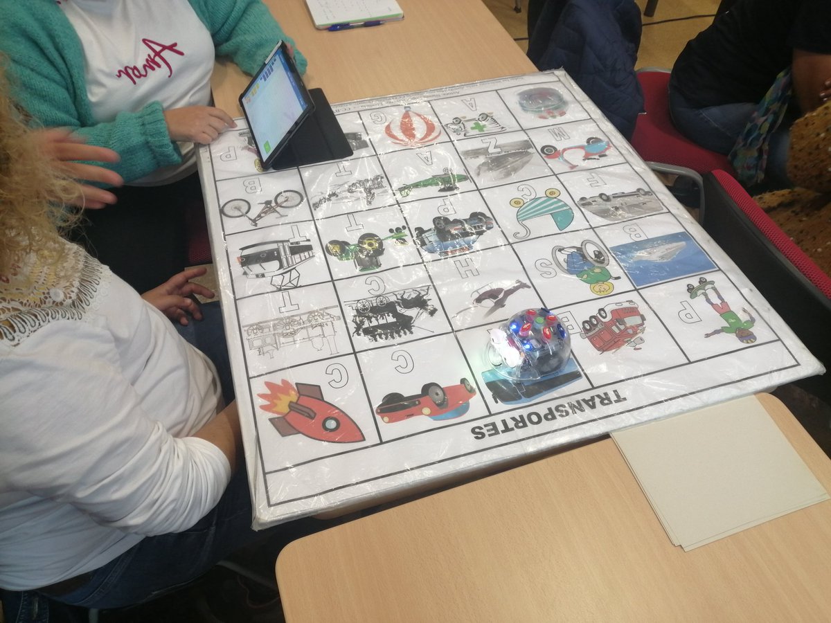 CeipCharca's tweet photo. El profesorado del @CeipCharca se está formando esta tarde en el @cfiemiranda en robótica. Primer día, con muchas ganas e ilusión. https://t.co/GnaPiNKiyp