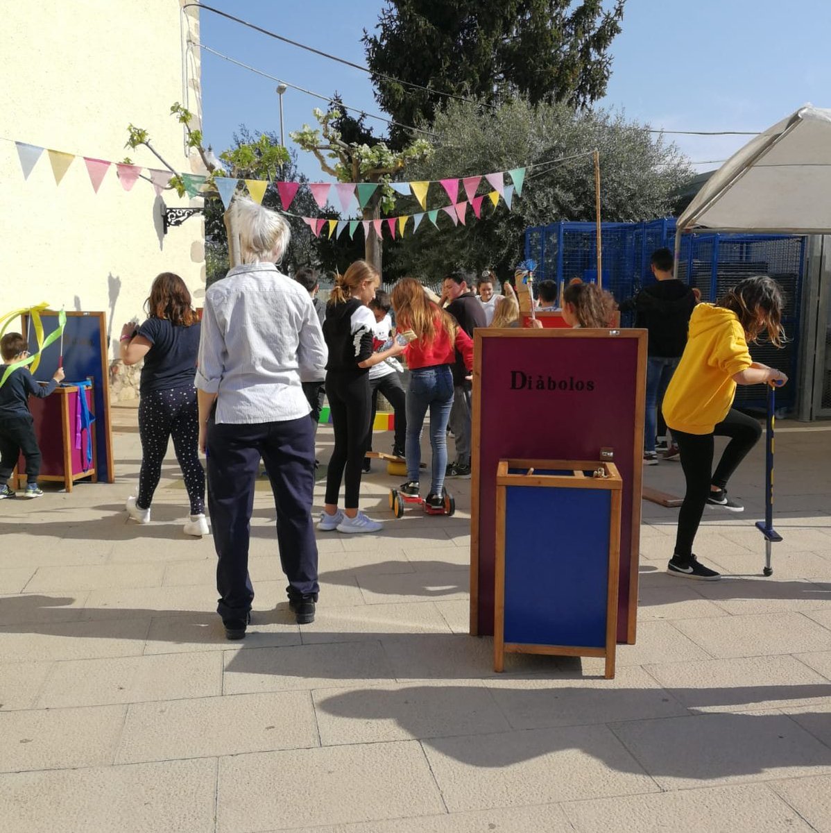 Espais lúdics per a grans i petits. Obrim agenda temporada Nadal, ja sabeu si necessiteu activitats infantils i familiars, només heu de contactar amb nosaltres! 👍
#animacióinfantil #activitatslúdiques #jocsinfantils #ensagradajugar