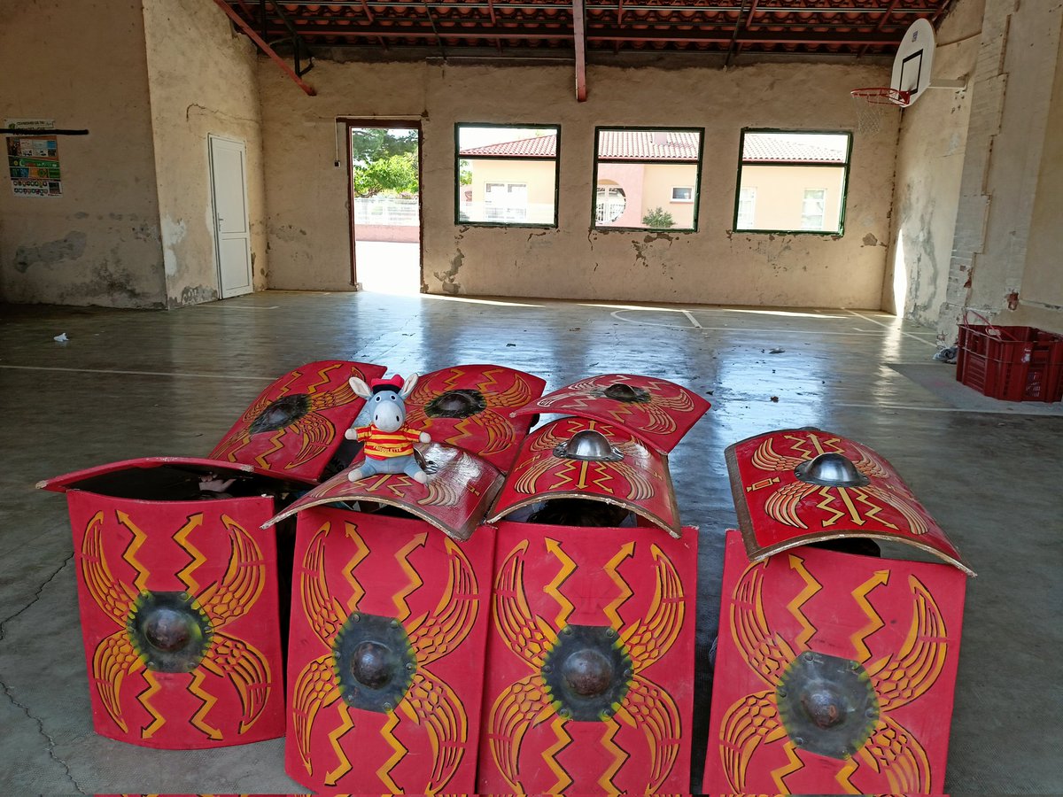 Formation en tortue de la légion romaine avec <a href="/FrigouletteM/">Frigoulette et Flinn</a> et Miles Temporis Animations