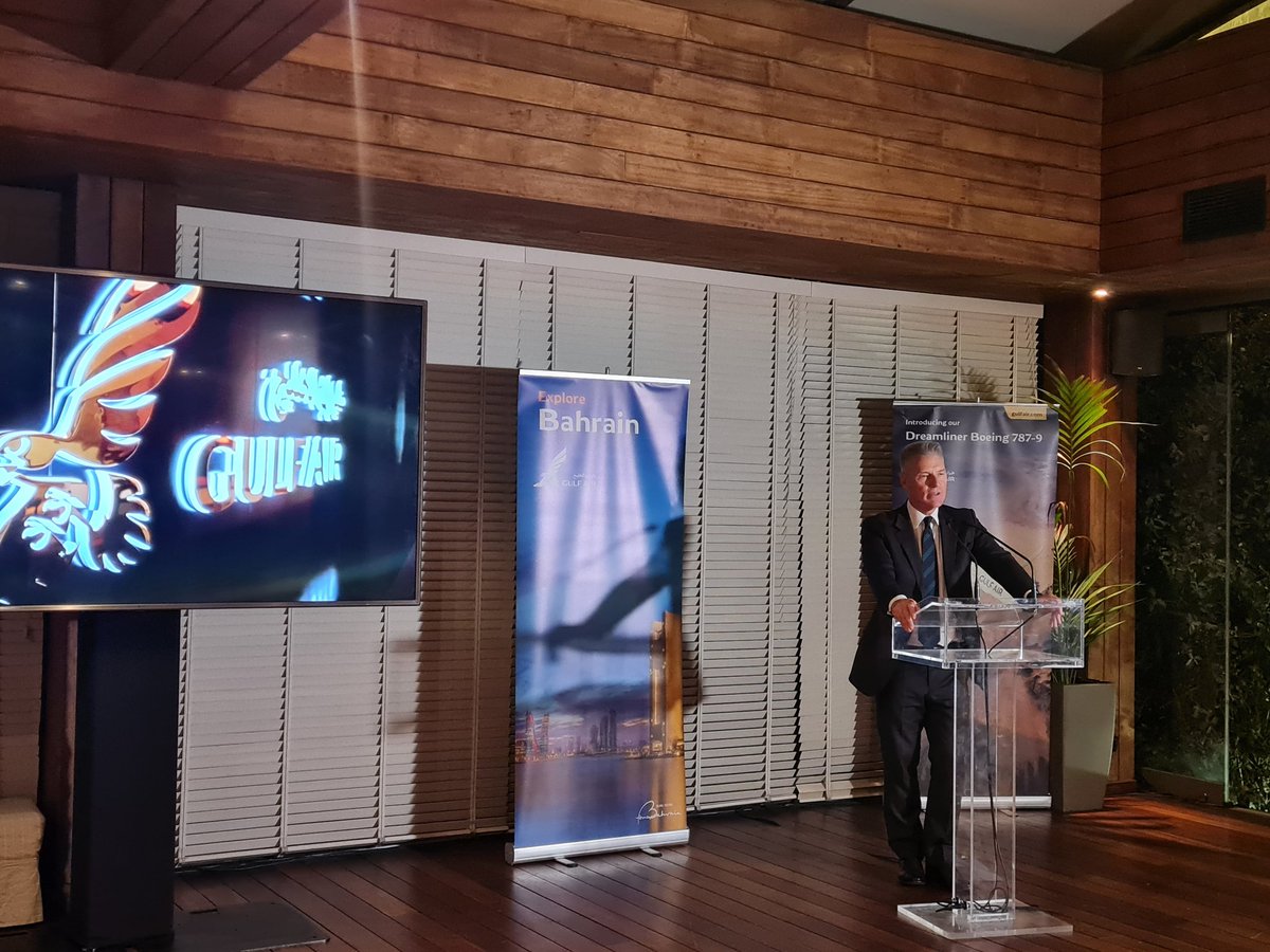 Yiannis Paraschis, CEO Athens International Airport, congratulated @GulfAir on their 40th anniversary in Athens #Athens #athensairport #gulfair