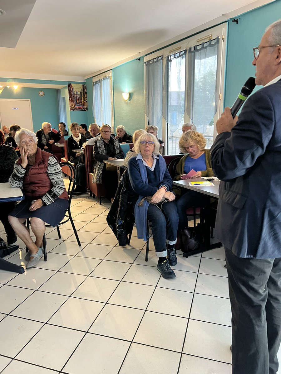 denisthuriot's tweet photo. En direct du Caf’Echange #55 qui se tient ce soir « Au 15 délices » au #Banlay . La parole est aux résidents pour un temps d’échange sur les sujets de leur quartier.

#nevers #proximite #dialogue https://t.co/vXFHk9ccag