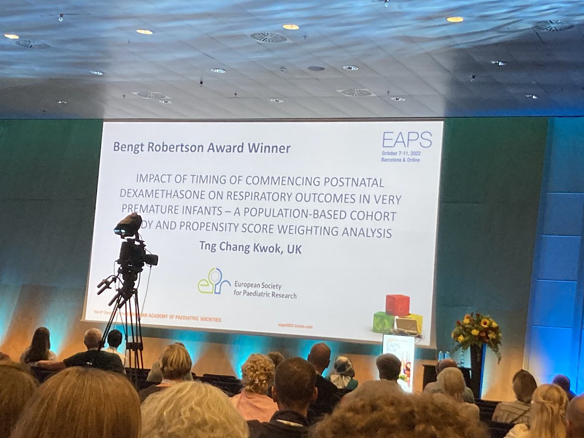 Huge huge congratulations to @TngChang, from @MedicineUoN @nottmchildrens - winner of the prestigious Bengt Robertson Award 2022  @EAPSCongress 👏🏽👏🏽👏🏽👏🏽

An absolute star in the neonatal research world (and really one of the very best humans you will meet)! #EAPS2022