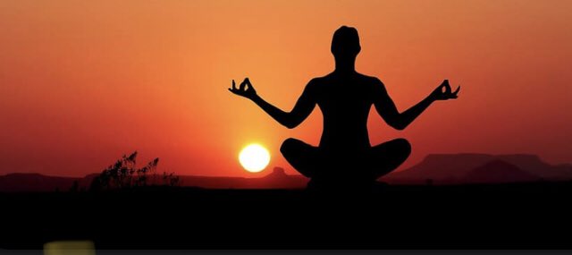 [إعادة نشر]

اليوغا رياضة أم عبادة؟ 

ثريد مهم لمن يُهمه توحيد الله عز وجل 🔴

أولًا ما معنى كلمة يوغا؟ 
لفظة يوغا في السانسكريتية القديمة ترجع إلى الأصل "يوج" الذي يعني الدمج والتوحيد.

 كان أول ظهور لممارسة دينية بهذا الاسم في مملكة سارسفاتي الهندوسية القديمة، وسميت به لأنها