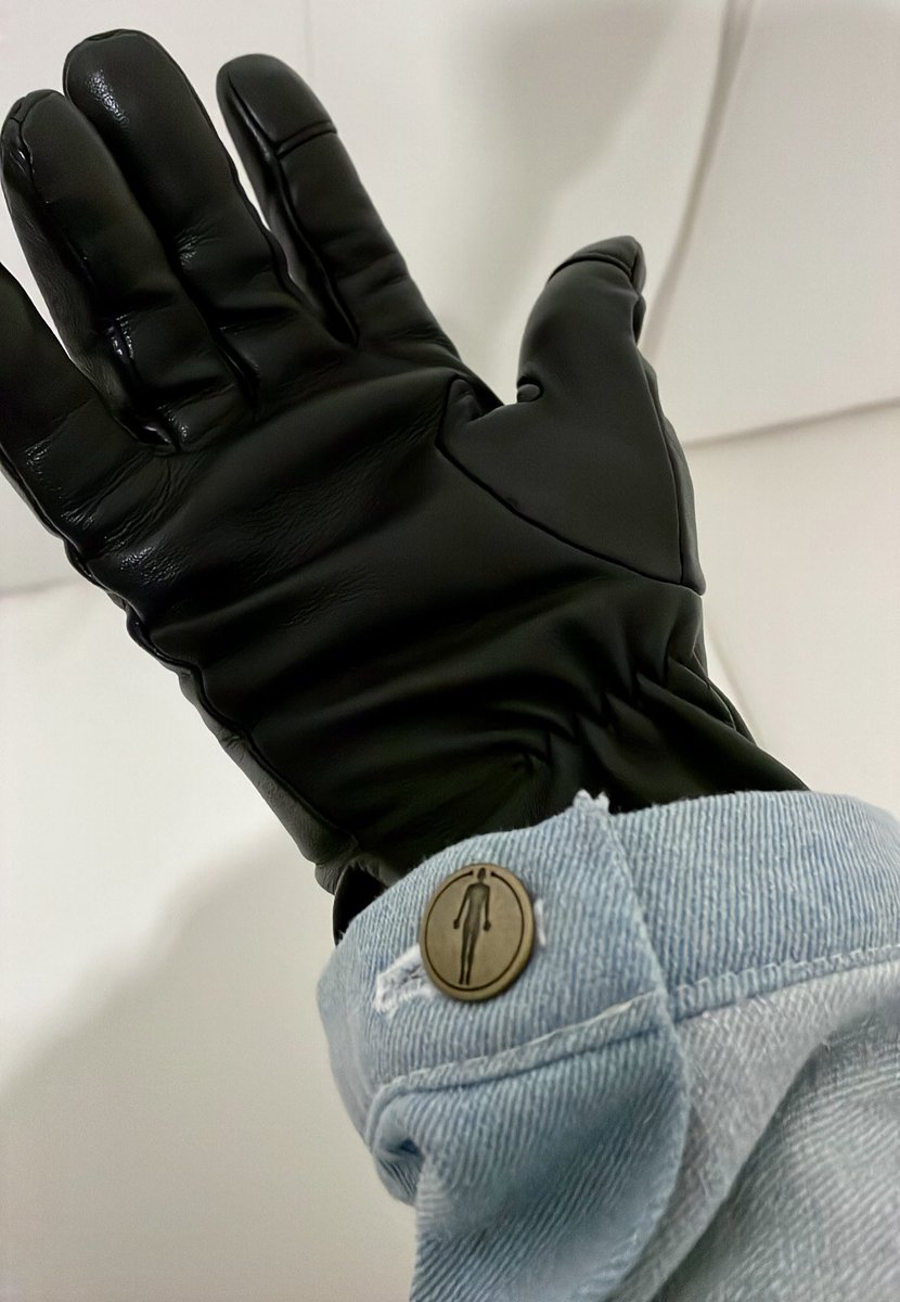 mushmushguy's tweet photo. I appreciate good buttons #details https://t.co/yFLXBivkSc