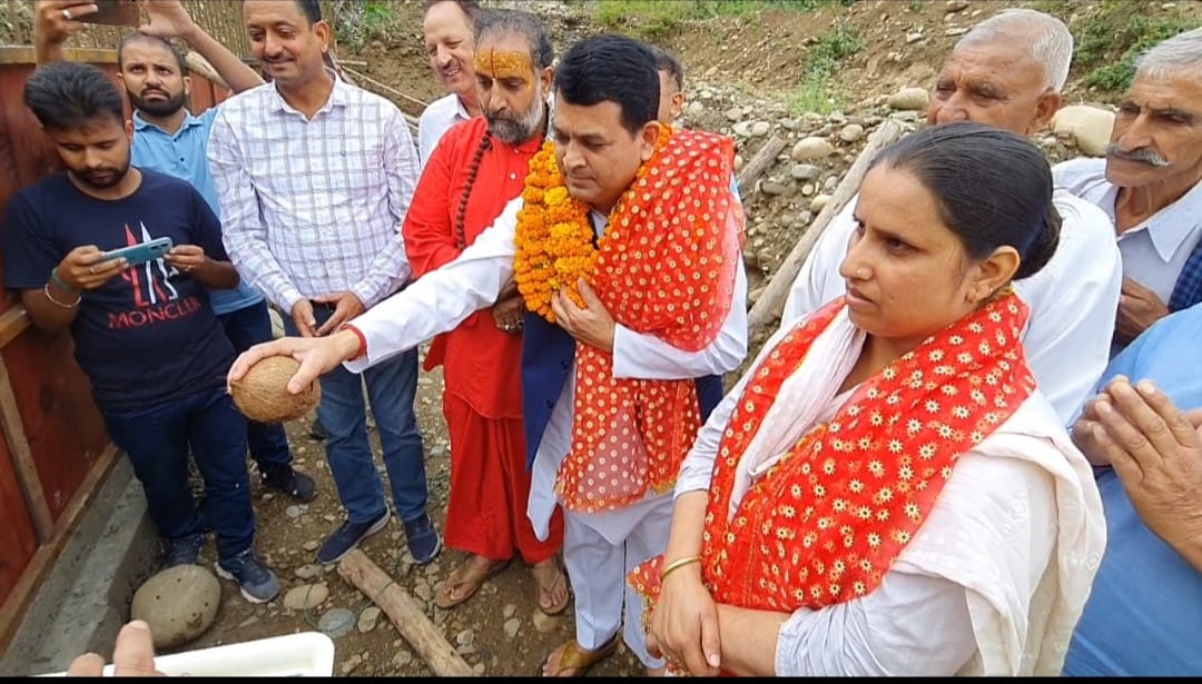 Ak63312379's tweet photo. Today BJP Leader DDC Suresh Sharma starts the construction work of vented causeway to be built at a cost of 1 crore 4 lakhs in Panchayat Kathar Maira Mandrain block of Chamb Assembly Constituency @BJP4JnK @ImRavinderRaina @AshokKoul59 @tarunchughbjp @ashishsood_bjp @UppalGokul https://t.co/M2YVjaxcwG