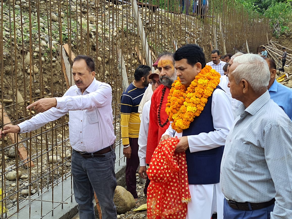 Ak63312379's tweet photo. Today BJP Leader DDC Suresh Sharma starts the construction work of vented causeway to be built at a cost of 1 crore 4 lakhs in Panchayat Kathar Maira Mandrain block of Chamb Assembly Constituency @BJP4JnK @ImRavinderRaina @AshokKoul59 @tarunchughbjp @ashishsood_bjp @UppalGokul https://t.co/M2YVjaxcwG