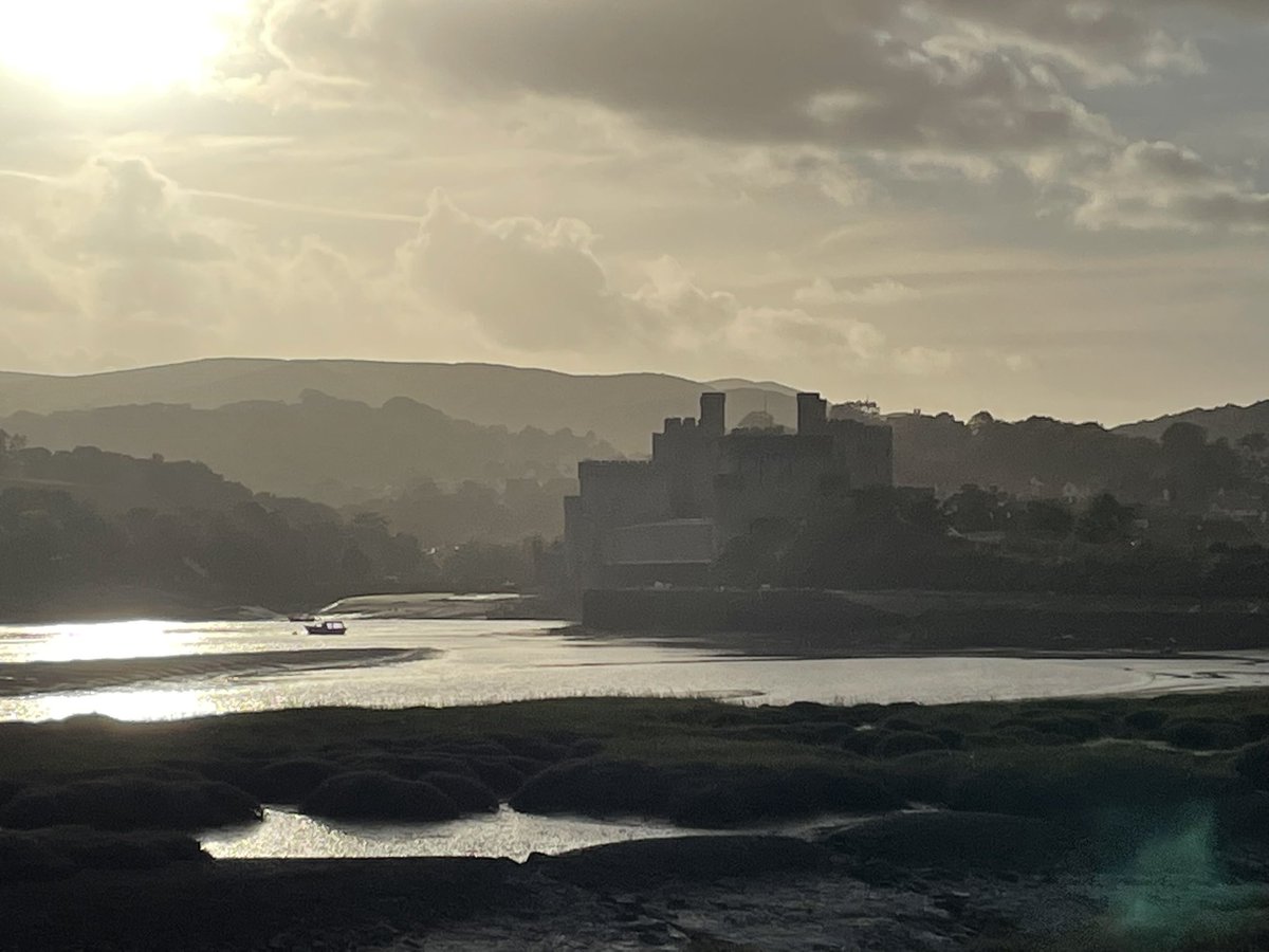 TraceyBangor's tweet photo. On #WorldMentalHealthDay2022 I took time out on the way home from work for a #mindful walk. It did me the world of good. #MindfulMonday #notabadview #welshwalks #TakeCareOfYourself #wellbeing #wellbeingwalk https://t.co/TFhrAZkqzu