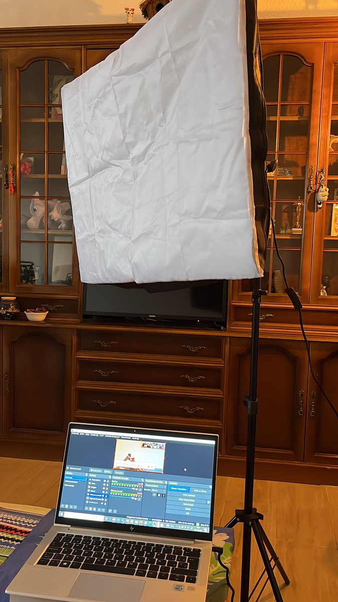 oriolTIC's tweet photo. Preparando el directo! #idmooc (@iDigitalMOOC @URJConline @miriadax ), desde el otro lado! https://t.co/0wfZij1RRe
