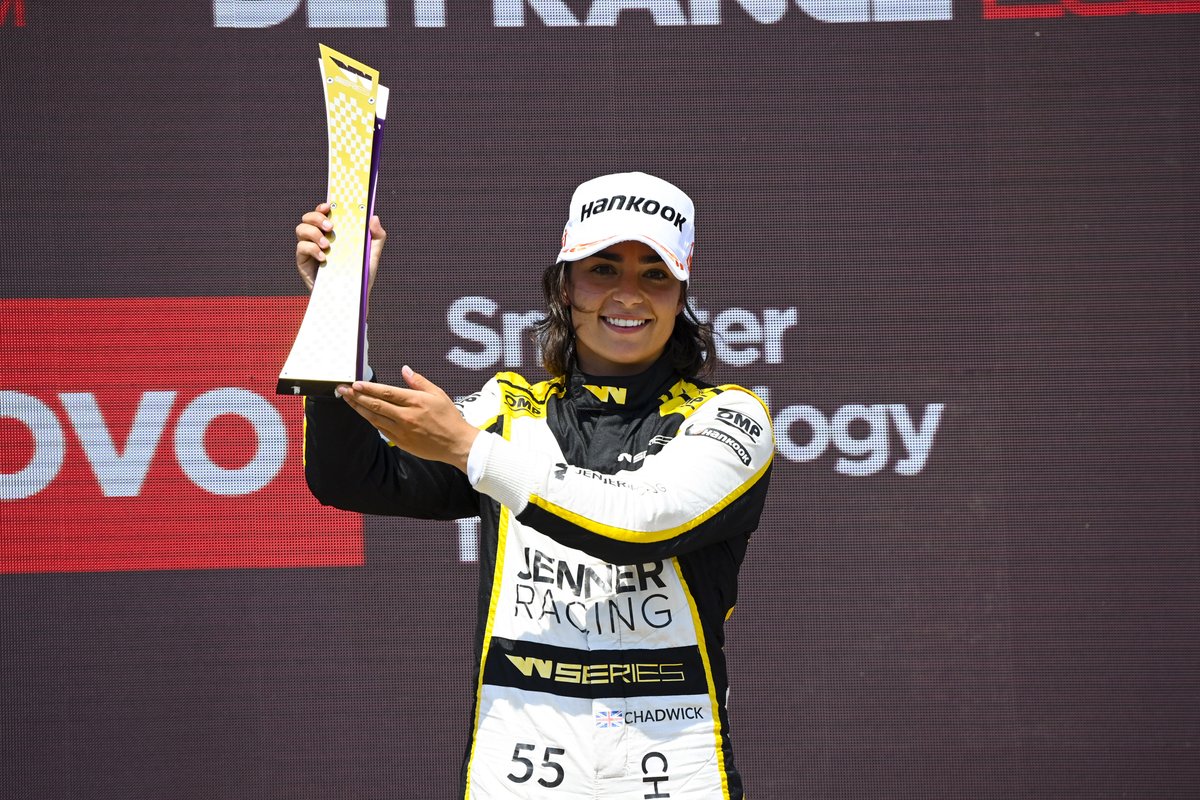 WSeriesRacing's tweet image. After an incredible week at @F1NightRace, an early end to the season sees @JamieChadwick take her 3rd title. 💪