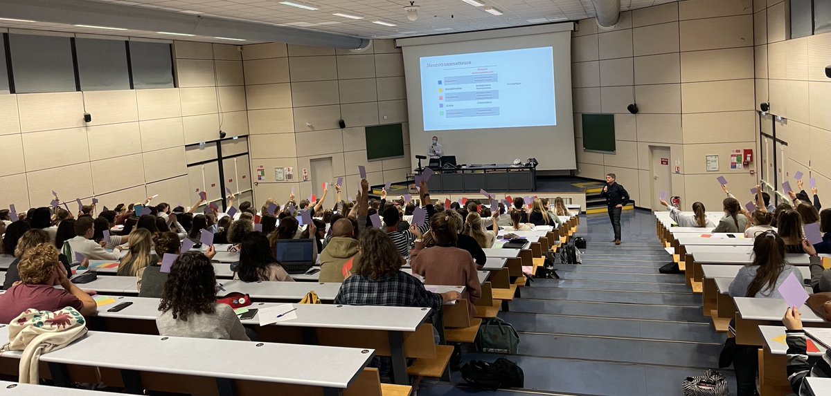 Séance d’interactivité avec les étudiants de 2ème année de médecine ⁦
Si il n’y a qu’un message à retenir :

IL N’Y A AUCUN MÉDICAMENT SANS RISQUE donc ON NE PRESCRIT QUE SI ON A UNE PREUVE FORMELLE  D’EFFICACITÉ !

⁦<a href="/SanteCollege/">Collège Santé - Université Bordeaux</a>⁩⁩ ⁦<a href="/SFPT_fr/">Soc. Française de Pharmacologie et Thérapeutique</a>⁩ ⁦<a href="/CNPM_fr/">CNPM_fr</a>⁩