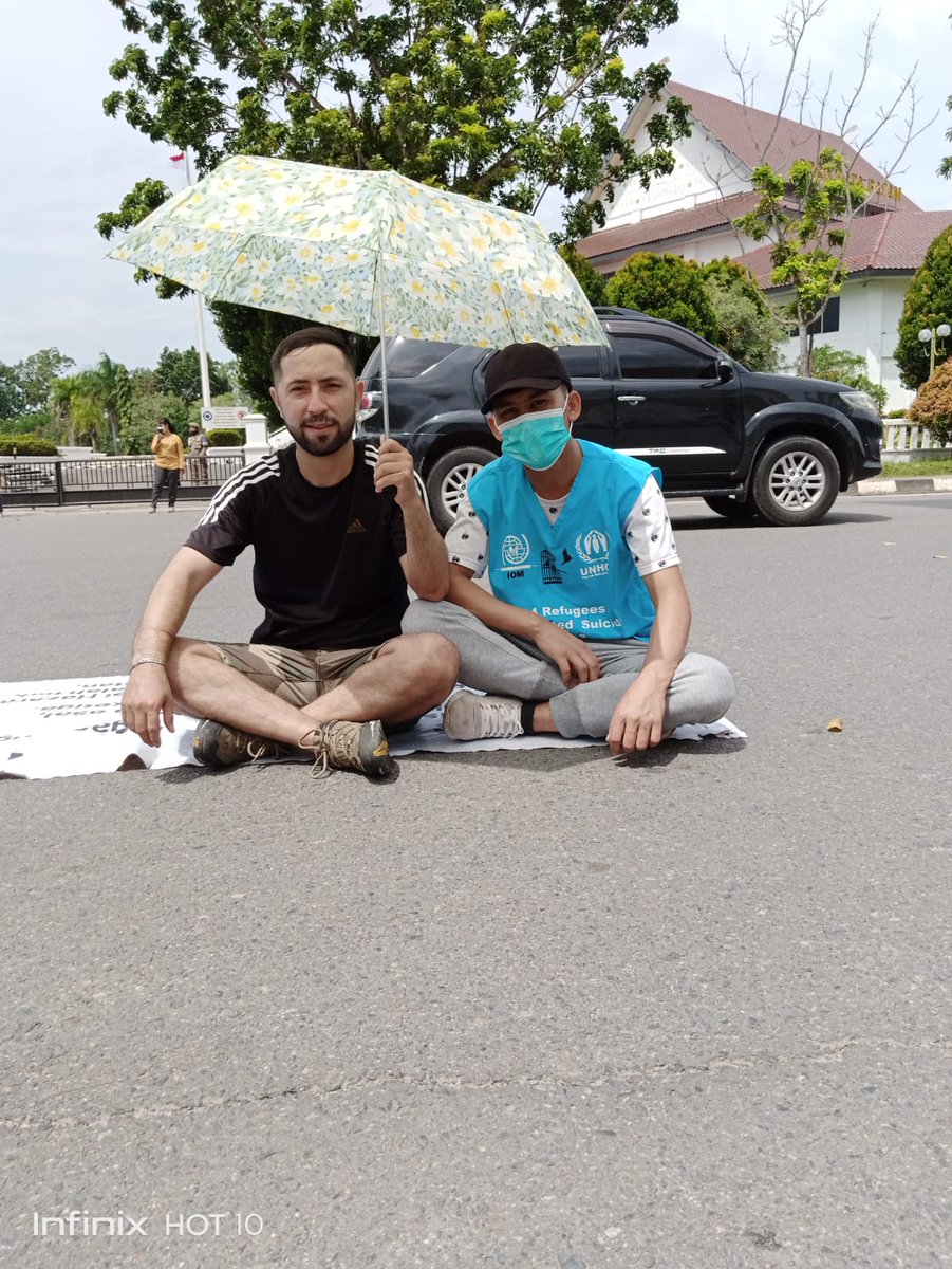 NatiqiAli's tweet photo. برای آواره گان که یک دهه است از تمام حقوق انسانی در جهنم سبز بنام اندونیزی، محروم   ماندند. فردا به خیابان ها خواهیم آمد، و صدای مظلومیت خویش را بلند تر سر خواهیم داد.
#StopHazaraGenocide
#UN
#UNHCR
#IOM
#HelpRefugeesInIndonesia https://t.co/dysuSkBc9Z https://t.co/QvblX5LXOS