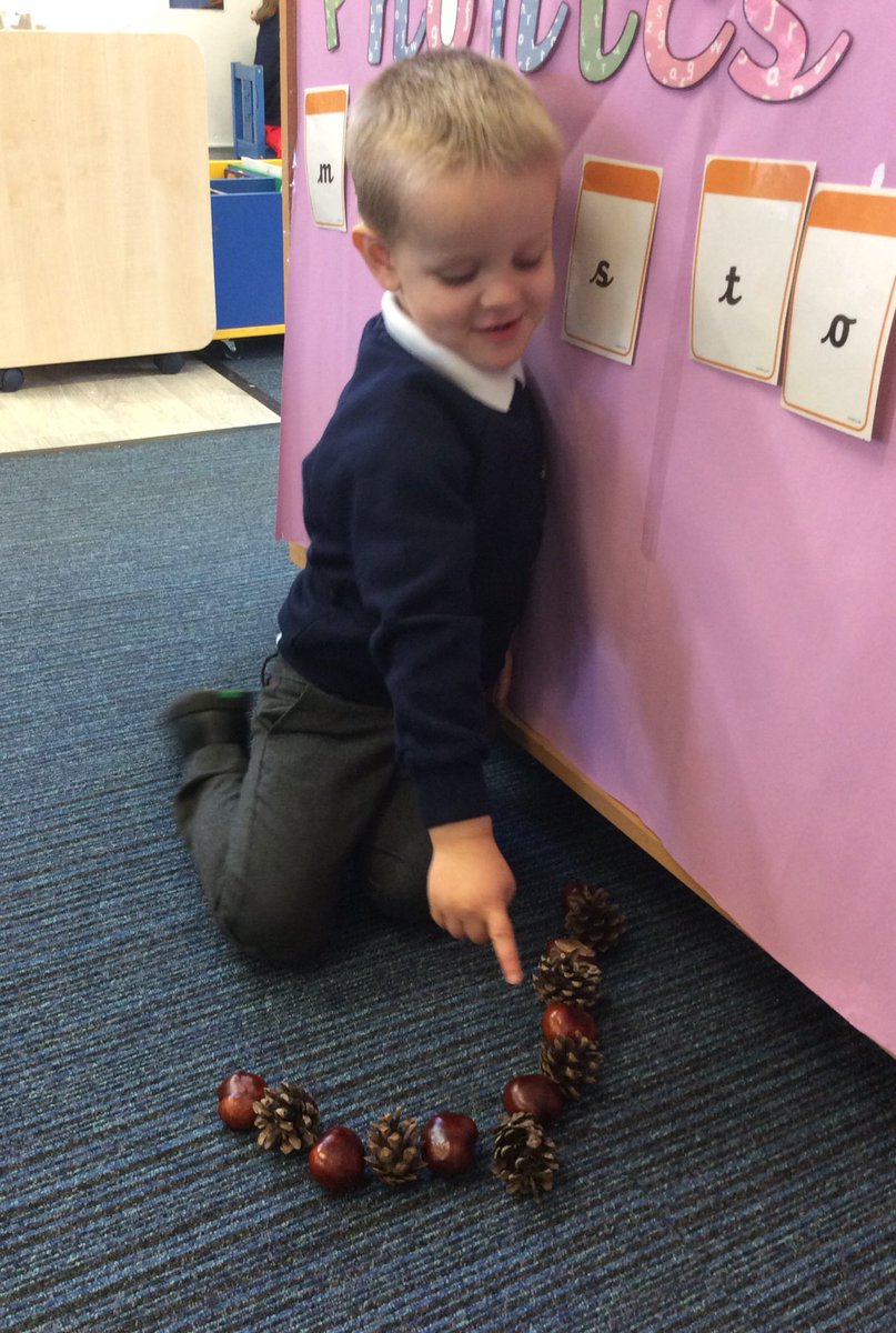 SaxtonCE's tweet photo. Making repeated patterns in Foundation Stage using our autumn resources. #teamwillow #saxtonceschool #mathslesson https://t.co/3uIGT5rX22