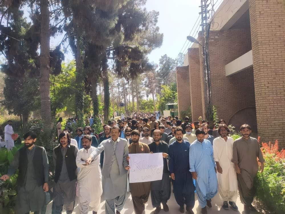 Khadimhussain4's tweet photo. بلوچستان یونیورسٹی کے طلبہ کے انٹری ٹیسٹ پر تحفظات پر ڈائلاگ کرنے کی بجائے ان پر تشدد اور لاٹھی چارج ناقابل فہم اور قابل مذمت ہے۔ طلبہ احتجاج کر رہے ہیں ۔ حکومت ��ور یونیورسٹی انتظامیہ طلبہ کے ساتھ بات کرے۔ گالی اور گولی کی سرکار نہیں چلے گی۔ https://t.co/9VDbHN6HM3