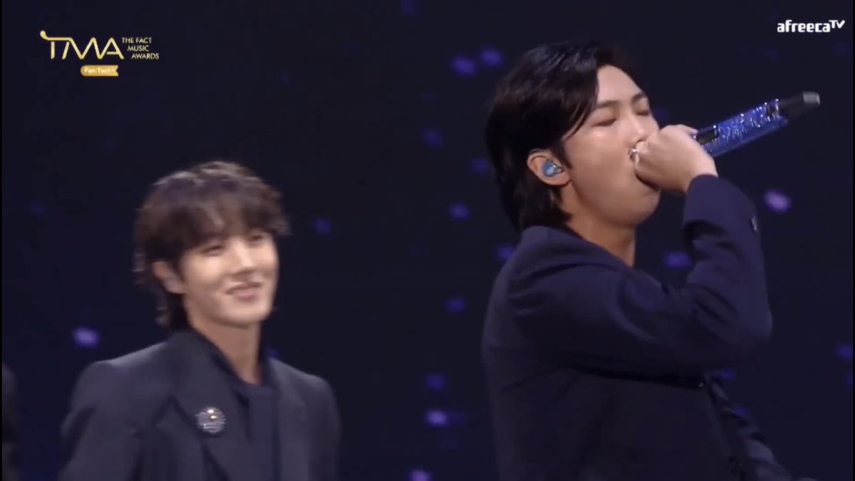 sunn97's tweet photo. Just wanted to share the screenshot I took of hobi looking at joon ♡︎ https://t.co/HspOcmIJnP