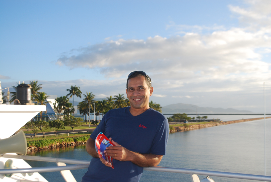 evolving_jason's tweet photo. 𝓡𝓪𝓷𝓭𝓸𝓶 𝓣𝓻𝓪𝓿𝓮𝓵 𝓟𝓱𝓸𝓽𝓸 

On board the ferry at Townsville heading to Maggie Island for a day's picnic. The joy on my face is evident to all; and all it took was a sunny day, a gentle sea breeze, my wife's company, and a picnic on an https://t.co/9D9uRp9Ied