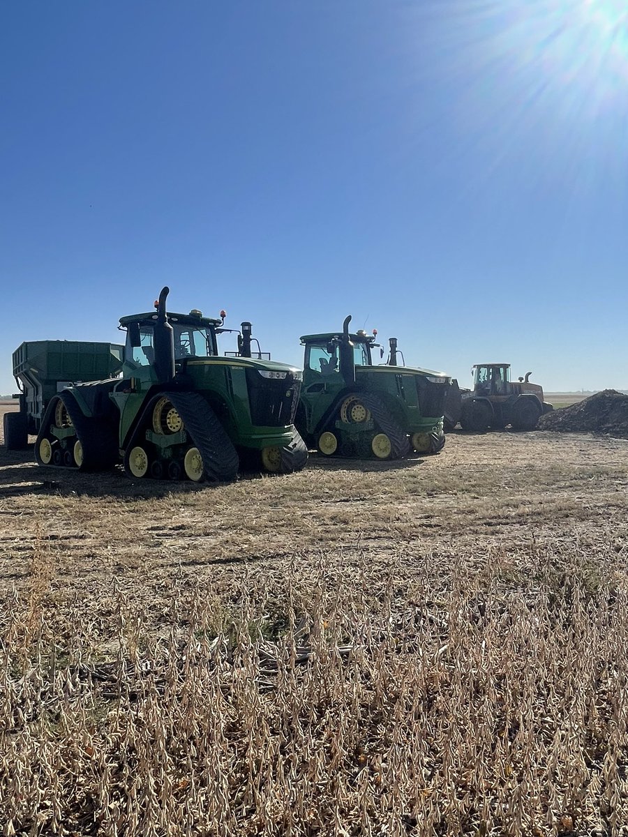 PVE_Hunter's tweet photo. Getting acres covered! Customer is running infield data sharing and turn automation with these 9620RXs and Bunning Spreaders! #PVE#JohnDeere#9620RX https://t.co/ssF0KQMTkc