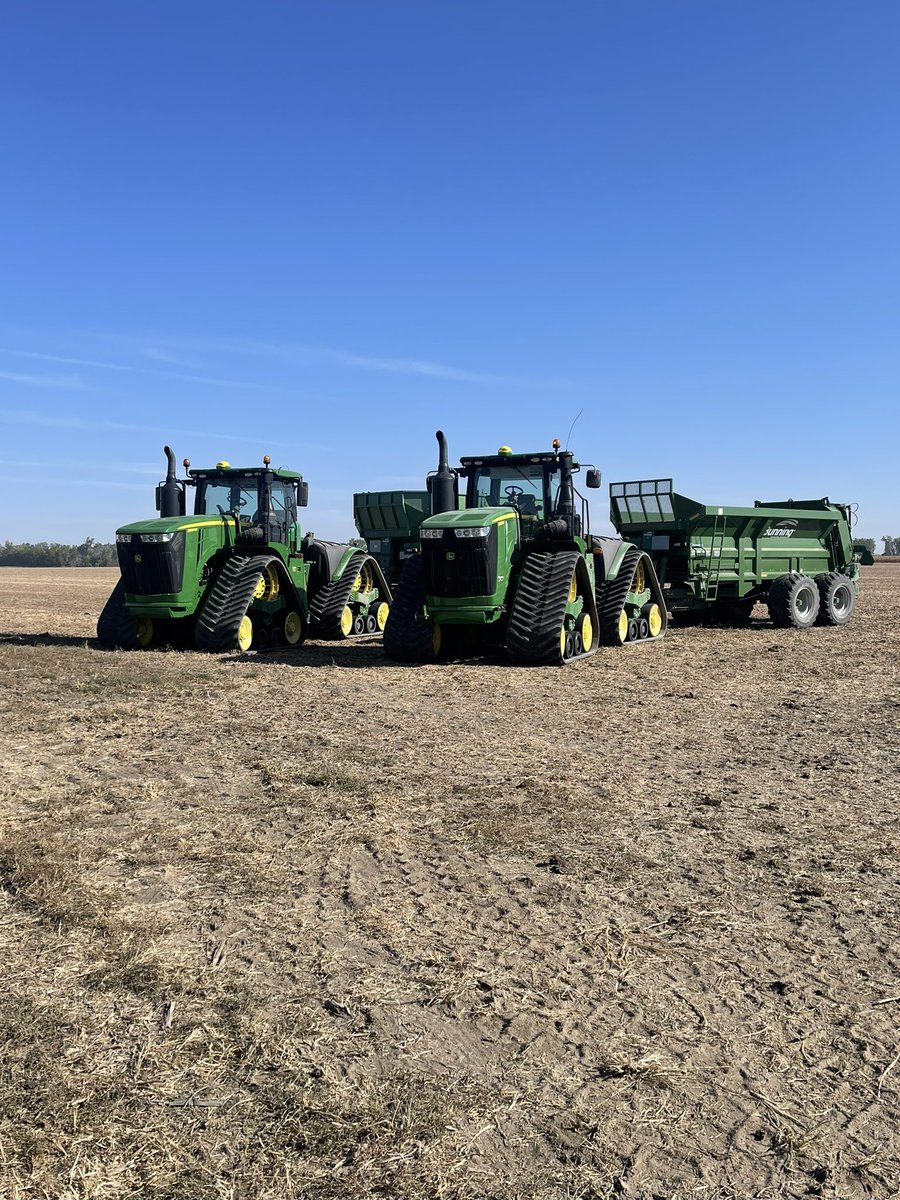 PVE_Hunter's tweet photo. Getting acres covered! Customer is running infield data sharing and turn automation with these 9620RXs and Bunning Spreaders! #PVE#JohnDeere#9620RX https://t.co/ssF0KQMTkc