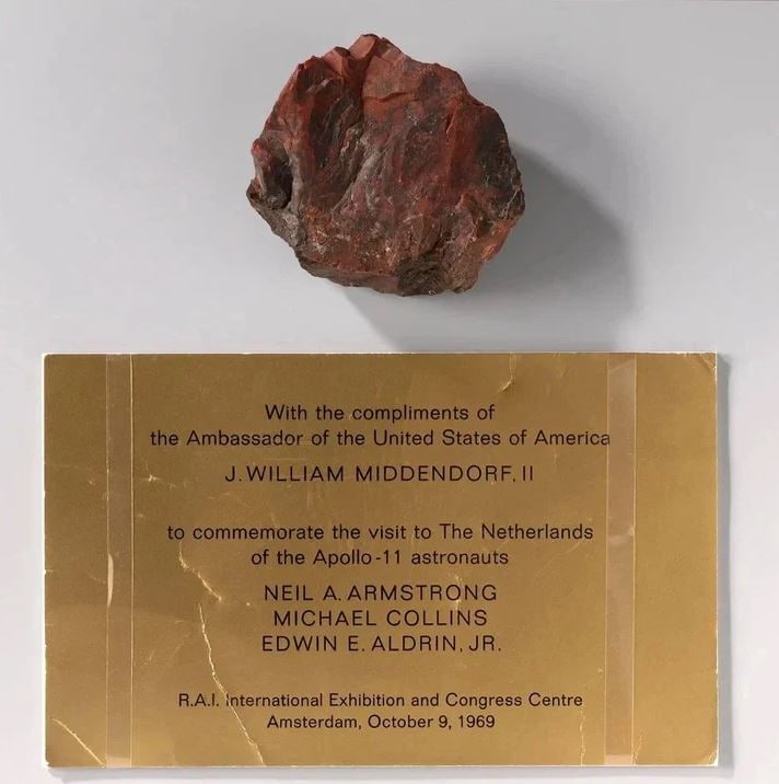 Xx17965797N's tweet photo. A "rock from the moon" that the astronauts and the American embassy donated to the museum in Amsterdam, Netherlands. It was confirmed in 2009 that this was actually a petrified tree 🤡 https://t.co/XhDzEUNBSq
