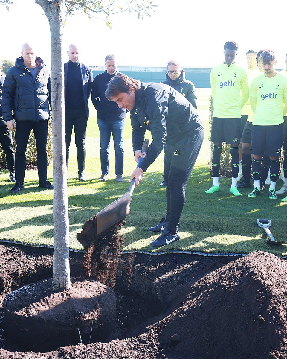 Ahead of training, players and first team staff held a ceremony where an Italian Evergreen Oak tree was planted, and a minute's silence was held in memory of Gian Piero Ventrone 💙