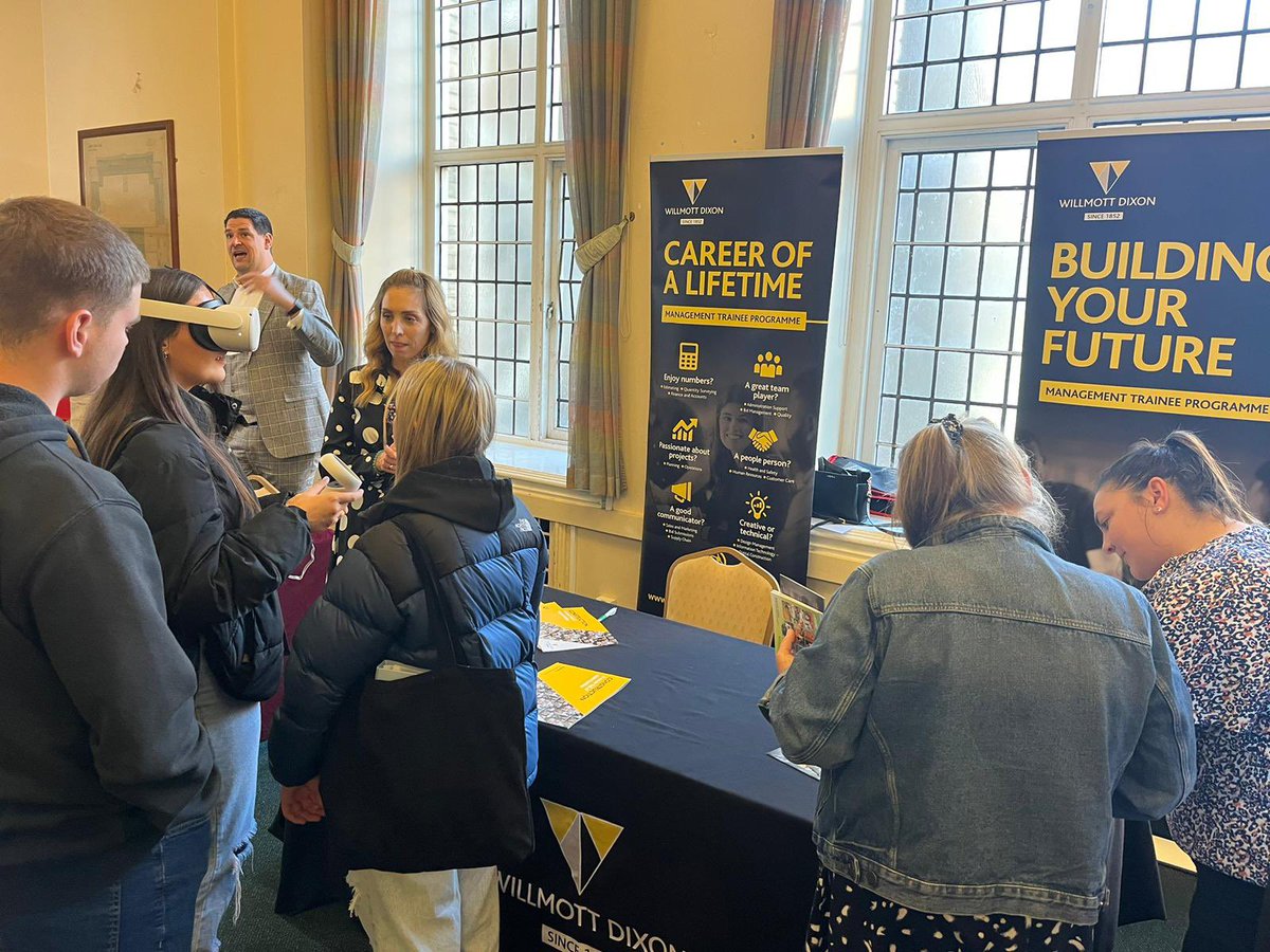 CdfCommitment's tweet photo. Great to see so many employers supporting the @NetworkSeren Launch event in @CityHallCardiff this evening, providing industry insights and discussing career opportunities with Cardiff’s most able and talented students #Pathways #WhatsNextCardiff #SerenNetwork https://t.co/XeROx96xhH