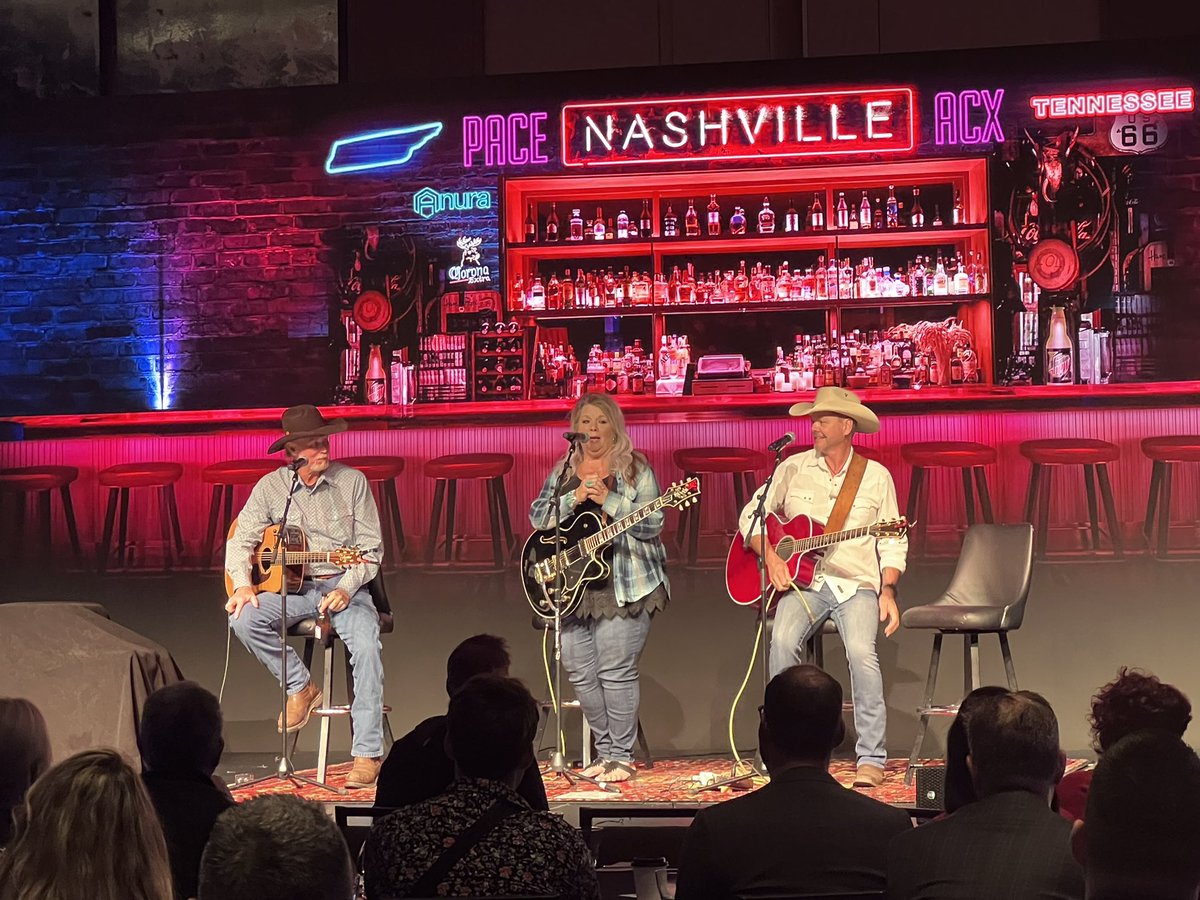 Singer/songwriter session with @THOMSHEPHERD @LeslieSatcher #wynnvarble! What a way to start a Monday! Only at #GetdiscoveredACX22 in #Nashville can you get a Bloody Mary + listen to the best in the music biz.