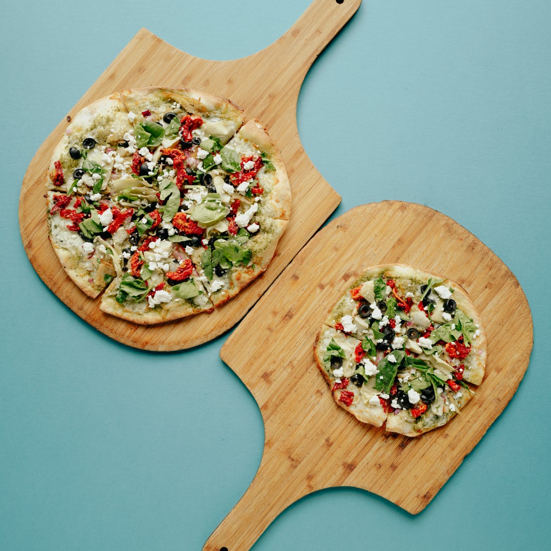 PyrosPizza's tweet photo. IT'S MONDAY which means kid's eat free at PYRO'S! Dinner for the fam just got a whole lot easier 😋 🍕 #PyrosPizza #FireFresh #KidsEatFreeMondays https://t.co/Rw06uZygr2