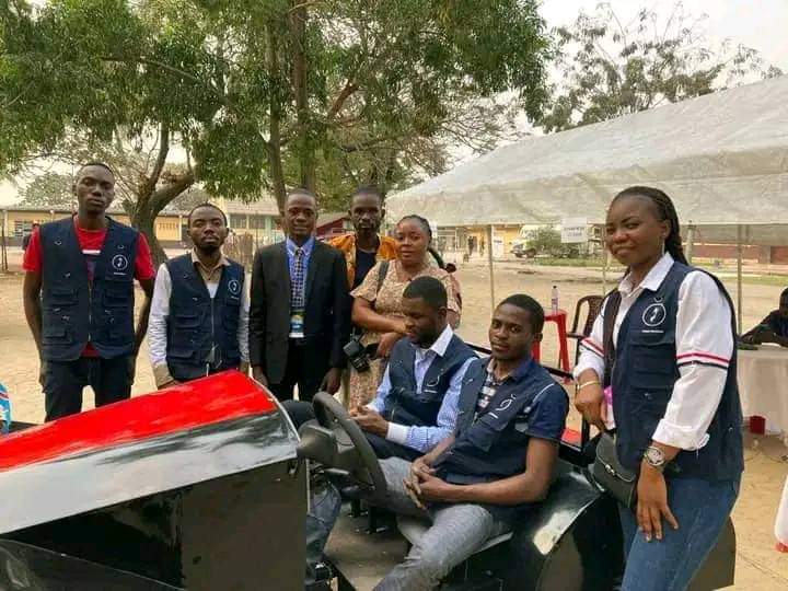 madeinrdcongo's tweet photo. Fabrication d'un véhicule électrique 100% MADE IN CONGO 🇨🇩 par un ressortissant de ITI GOMBE - Kinshasa. Que pensez-vous de cette invention pendant cette période de crise en carburant... ? #Madeinrdcongo🇨🇩 https://t.co/n8cepodJXb