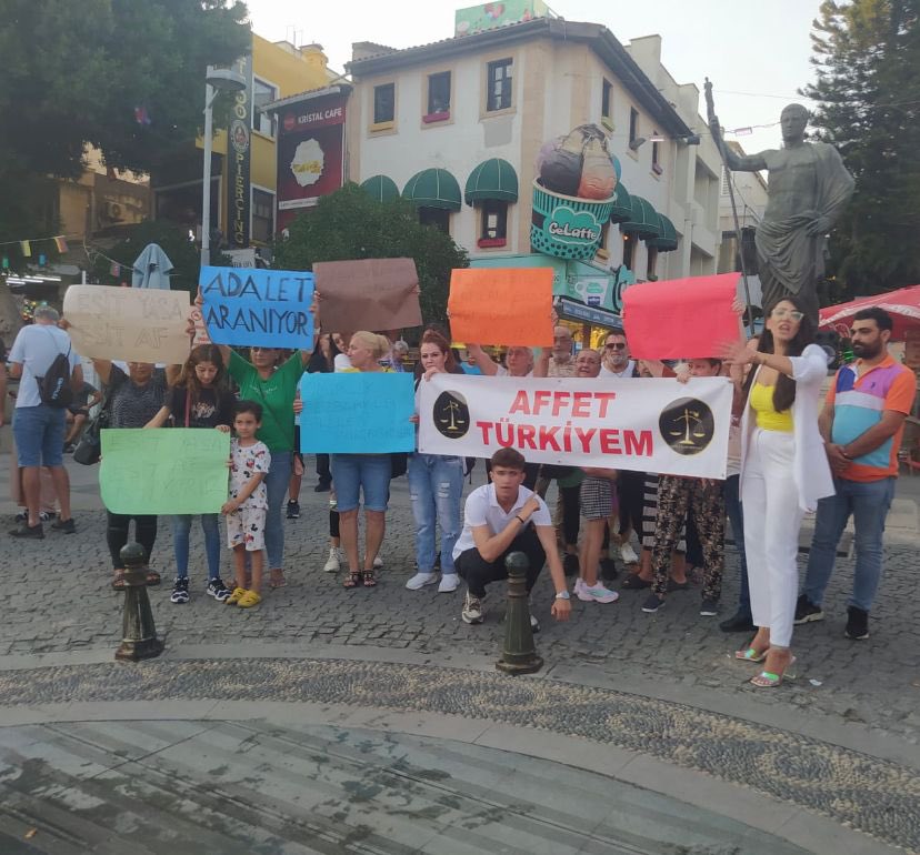 @eminezeybek_mv Cumhurbaşkanlığı Kabinesi
#GenelAf  adli mahkum aileleri perişan: adil yargılanmadık, cezaevinde faturalar, yemek parası ilaç sevk için yol parası cebimizden ödüyoruz, kantin fiyatları vahşi:ordan bazı gyislerin almak zorunda.adli mahkuma madde ayırımsız af istiyoruz duyun bizi