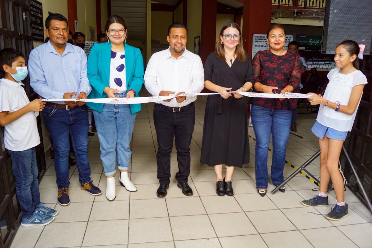 coneculta's tweet photo. Este fin de semana la Directora General del Coneculta, @matza_maranto  y el presidente municipal de Cintalapa de Figueroa, Ernesto Cruz Díaz, inauguraron la Escuela de Iniciación Artística asociada al Instituto Nacional de Bellas Artes #INBAL
¡Unidos, #ChiapasEsMásFuerte! https://t.co/J56nSppnjE