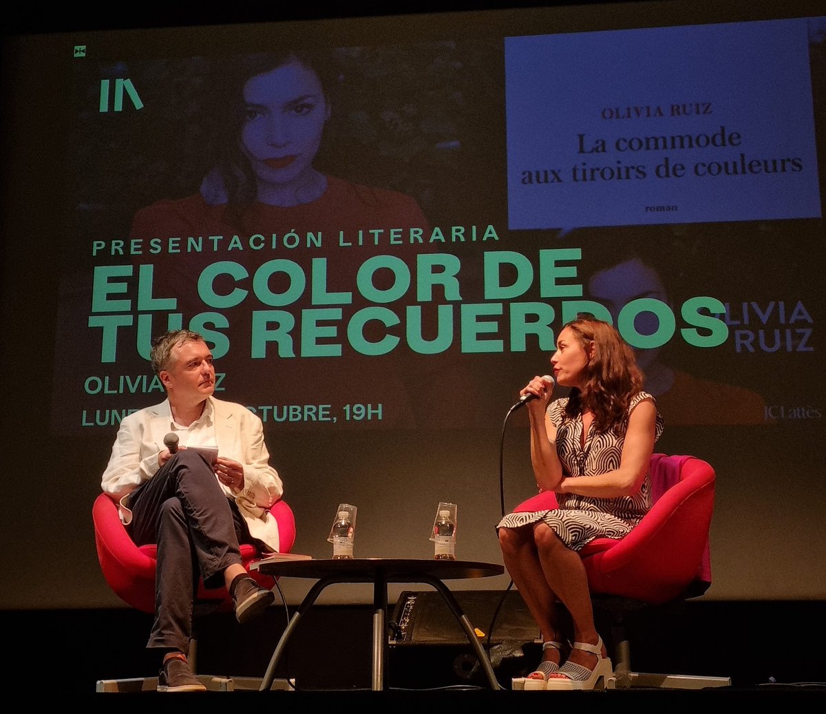Hoy tenemos el placer de acoger en @ifBarcelona a <a href="/OliviaRuiz/">OliviaRuiz</a> en el marco de la salida de su novela en España "El color de tus recuerdos". 📖
Retrata la vida de 4 generaciones de mujeres entre 🇪🇸 y 🇫🇷 desde la dictadura franquista hasta hoy. 
La autora estará mañana en @ifmadrid.