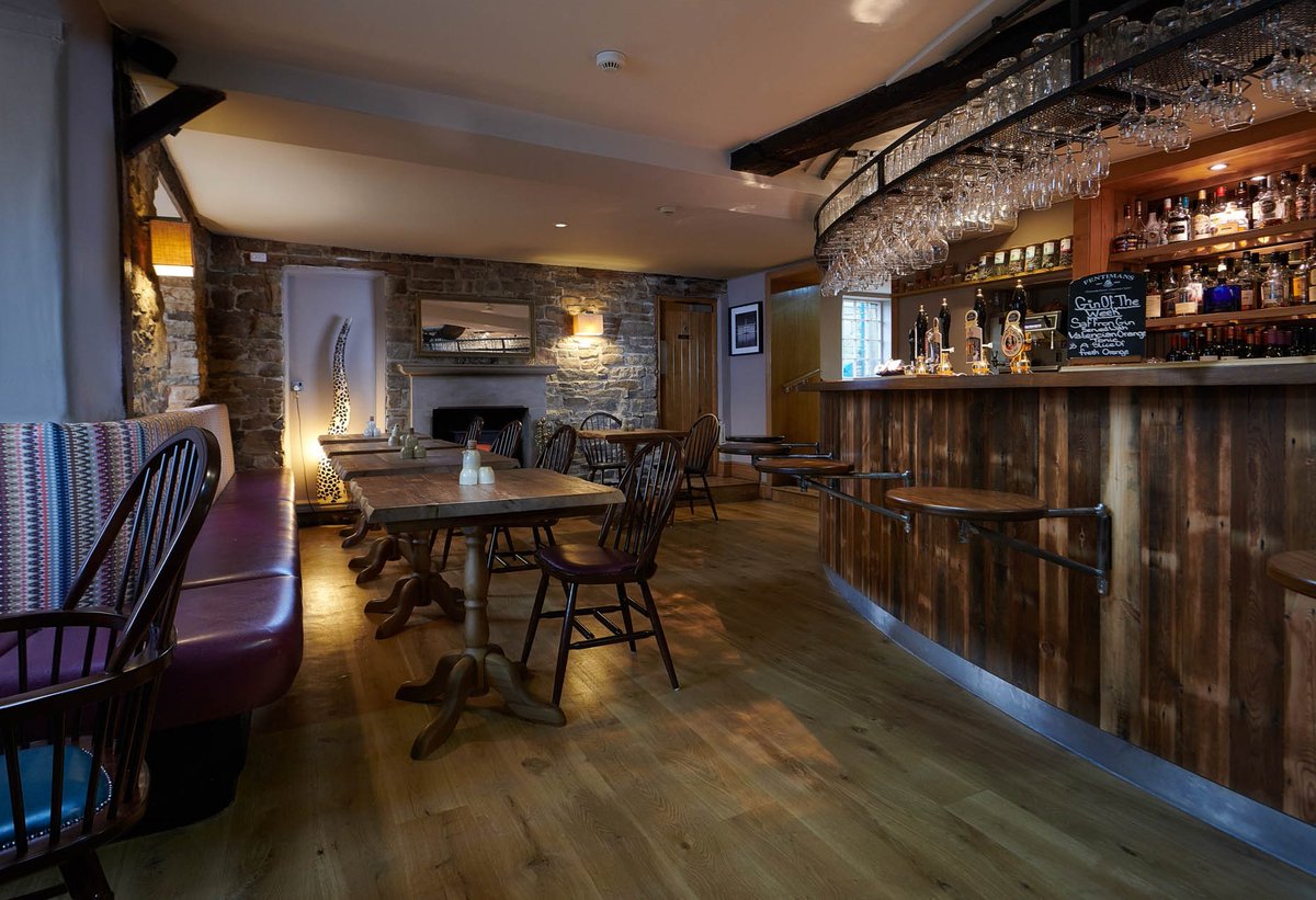 The Devonshire Arms at Pilsley is many things. A sophisticated inn, a great dining pub, an ancient hostelry. But at it's beating heart is the bar. Come for a drink and a chat, and stay a while. loom.ly/dSpeYVw #GreatEnglishPub