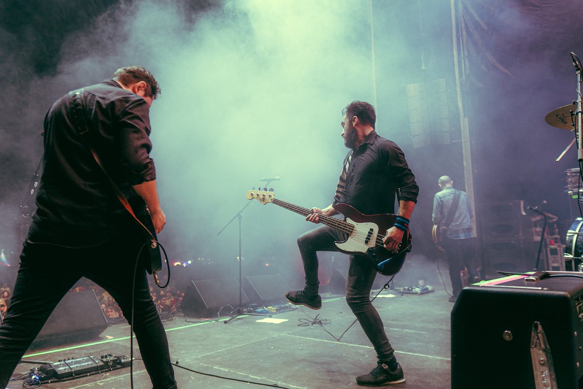 Gracias banda de Guadalajara por aguantar la lluvia y por rockear con nosotros en el <a href="/TecateCRDNDA/">Tecate Coordenada</a> . Gracias a Caver de <a href="/Disidenterock/">DISIDENTE</a> por acompañarnos en “Sangre de Lobo”. Y gracias a nuestro increíble crew por hacer este show posible. - Fotos por <a href="/soyeljuliusmx/">Julius Buenrostro</a>