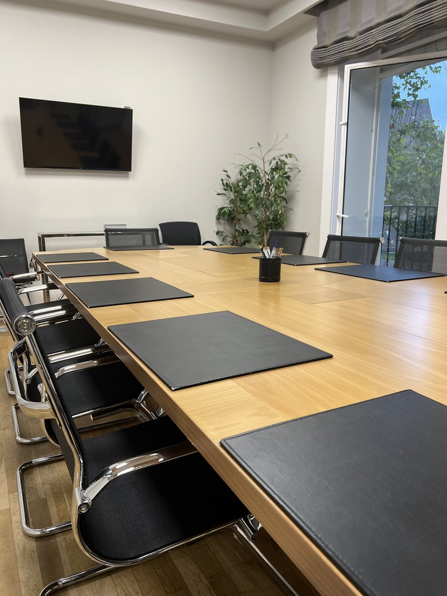 La importancia del llegar primero o en el peor de los casos en punto , esto es vital en nuestro sector💪💪💪 #Puntualidad ( adjuntamos foto de la sala en la que hemos firmado hoy, vacia claro ) #antillagrupoinmobiliario #seguimos #vendersinpresumir #pocoapoco ❤️❤️❤️