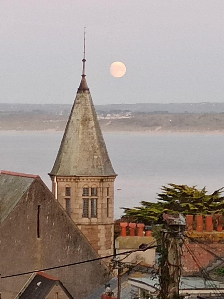 RichardFlanders's tweet photo. Moon over St Ives, Cornwall...#stives #Cornwall https://t.co/xT8DhooQVj