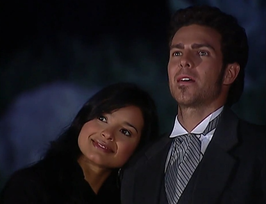 PasdeGavilanes's tweet photo. #PasiónDeGavilanes #GavilanesNova #PDG96 Óscar le pide a su estrella de los deseos que él y Jimena sean el uno para el otro para toda la vida, y que nada ni nadie se interponga entre ellos. https://t.co/A3av3uCzYc