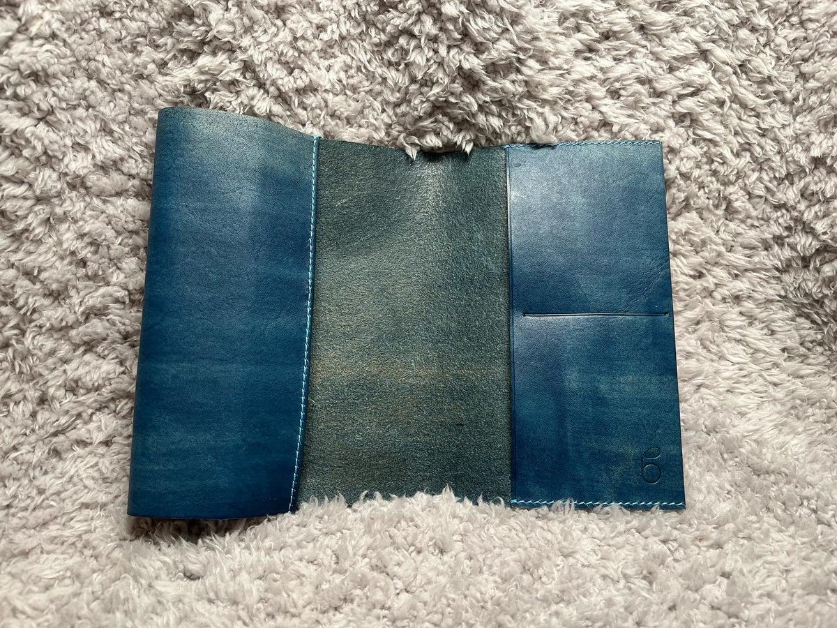 gaku_jp_'s tweet photo. ■BookCover文庫サイズ
牛革:ヌメ革(藍染)
meisi super fine:BabyBlue
藍染した革で作成してみました。
#レザークラフト
#ブックカバー
#文庫本サイズ
#藍染
#meisi
#meisisuperfine
#GlobalHigh_endTools https://t.co/VQIPObgRQU
