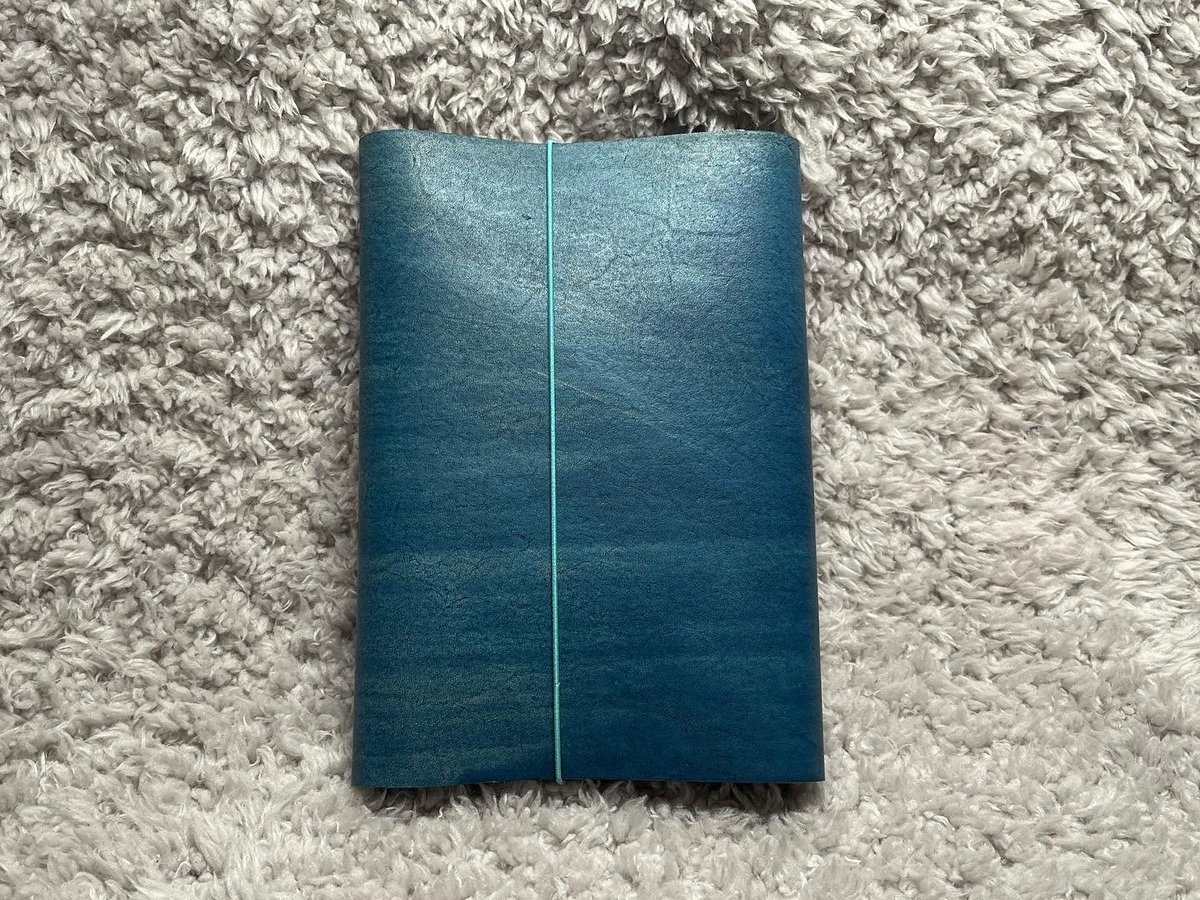gaku_jp_'s tweet photo. ■BookCover文庫サイズ
牛革:ヌメ革(藍染)
meisi super fine:BabyBlue
藍染した革で作成してみました。
#レザークラフト
#ブックカバー
#文庫本サイズ
#藍染
#meisi
#meisisuperfine
#GlobalHigh_endTools https://t.co/VQIPObgRQU