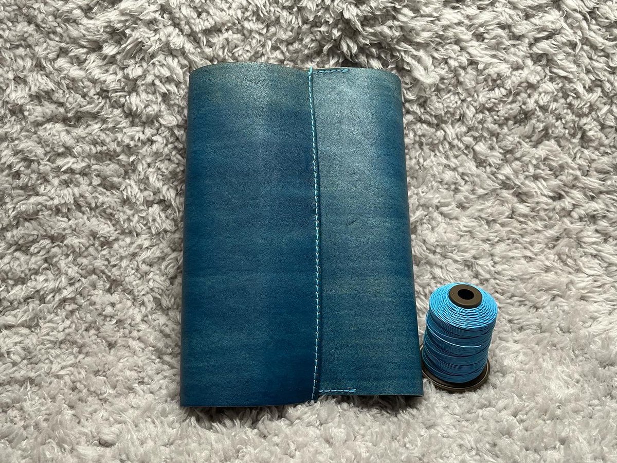 gaku_jp_'s tweet photo. ■BookCover文庫サイズ
牛革:ヌメ革(藍染)
meisi super fine:BabyBlue
藍染した革で作成してみました。
#レザークラフト
#ブックカバー
#文庫本サイズ
#藍染
#meisi
#meisisuperfine
#GlobalHigh_endTools https://t.co/VQIPObgRQU
