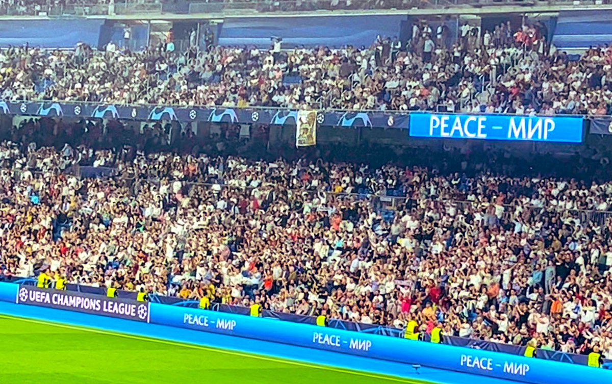 Wallander_Kurt's tweet photo. #41de52 en el proyecto de @mongeleon con el tema #personas por La Paz en el #estadiosantiagobernabeu de #madrid https://t.co/GBF1nbSOIH
